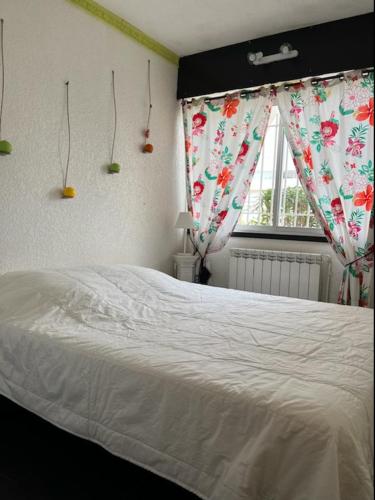 une chambre avec un lit blanc et une fenêtre dans l'établissement Marina au bord de l'eau avec appontement bateau, au Grau-du-Roi