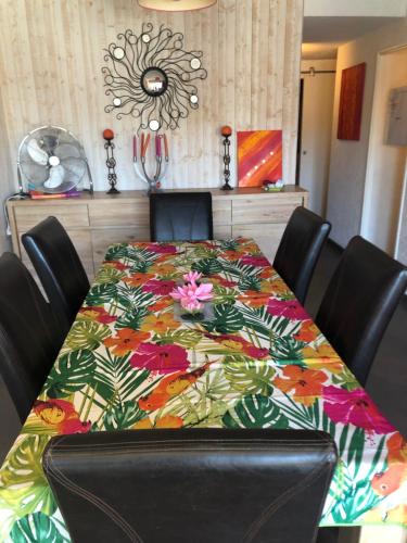 - une table à manger avec une nappe colorée dans l'établissement Marina au bord de l'eau avec appontement bateau, au Grau-du-Roi