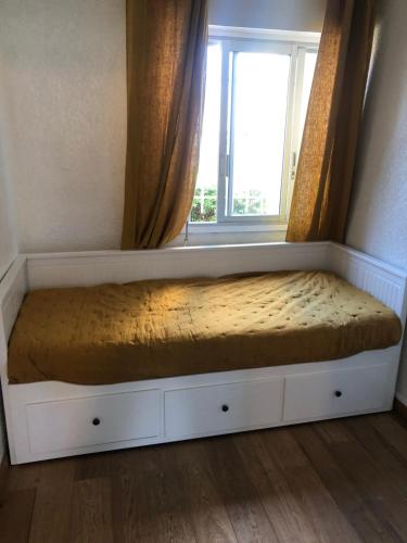 un lit dans une chambre avec une fenêtre dans l'établissement Marina au bord de l'eau avec appontement bateau, au Grau-du-Roi