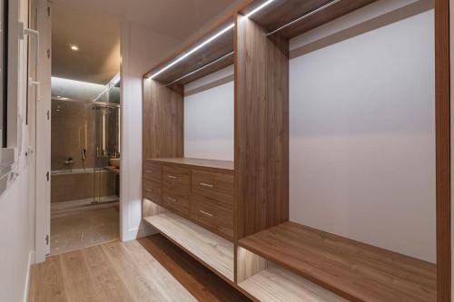 een badkamer met een inloopdouche en een inloopkast bij Modern Apartment Centro VI Renovated 4BR 4BH in Madrid