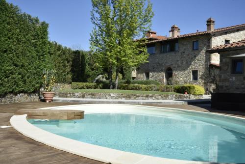 - une piscine dans la cour d'une maison dans l'établissement Appartamento in Villa con Piscina - Mhateria Relais, à Rignano sullʼArno