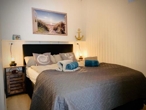Un dormitorio con una cama grande con dos almohadas. en FeWo STRANDGUT- Familien - Hunde - strandnah - eigene Terrasse - Sauna & Wellness, en Sierksdorf