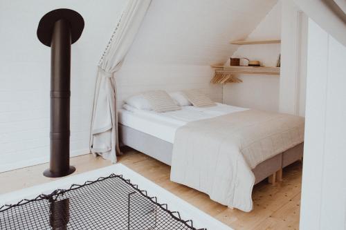 1 dormitorio con 1 cama en el ático en Forest House Pobierowo, en Pobierowo