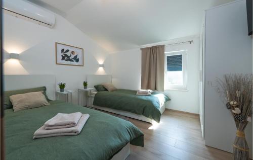 1 dormitorio con 2 camas y ventana en Lovely Home In Labin With Kitchen, en Labin