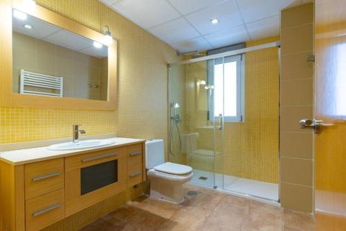 a bathroom with a toilet and a shower and a sink at Acogedora Villa en Alicante capital con barbacoa in Alicante