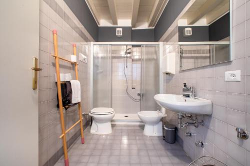 y baño con ducha, aseo y lavamanos. en Arena, Center, Hospital - "The Yellow", en Verona