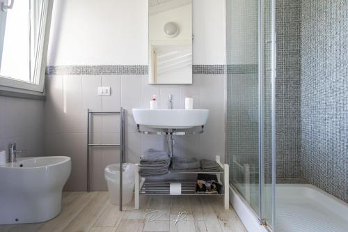 ein Bad mit einem Waschbecken, einem WC und einer Dusche in der Unterkunft Dolce Dormire Suite in Arcola