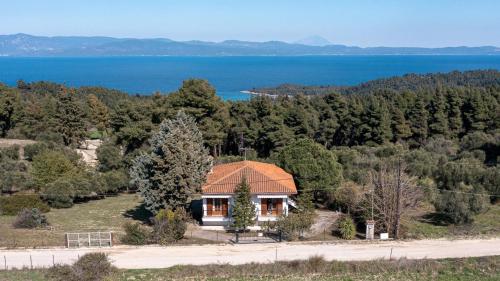 Gallery image of Tranquil Cottage, Paliouri #FeelsLikeHome in Paliouri
