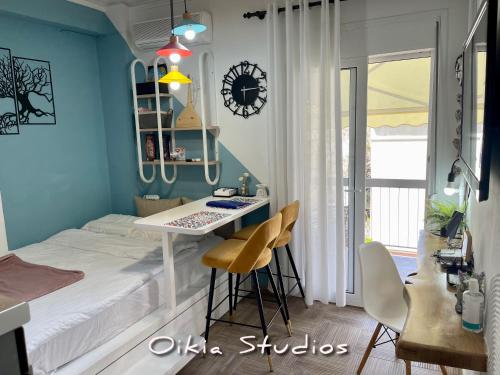 ein Schlafzimmer mit einem Bett und einem Schreibtisch. in der Unterkunft Oikiastudios in Patras