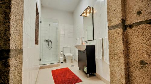 a bathroom with a sink and a shower and a toilet at Discovery | Porto-Flores in Porto