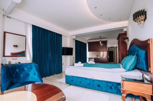una camera con un letto blu e un tavolo di Villa Afrodita City Center a Ohrid