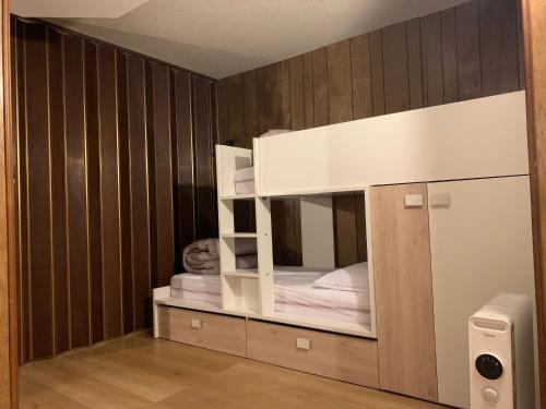 Posteľ alebo postele v izbe v ubytovaní Monolocale sulle piste del Cervino Residence Rododendro