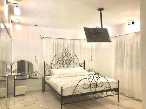 雷霍沃特Boutique Penthouse by Weizmann - פנטהאוס בוטיק的一间卧室配有一张床,其中配有电视