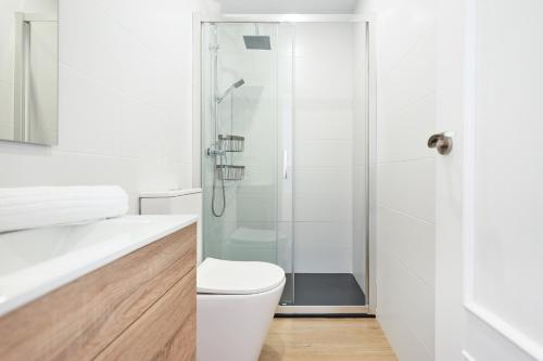 ein Bad mit einem WC und einer Dusche in der Unterkunft Apartamento ESTRELLA con vistas a la piscina in Torrevieja