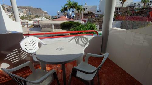 uma mesa e cadeiras numa varanda com vista para o oceano em El Cardenal em Playa del Cura