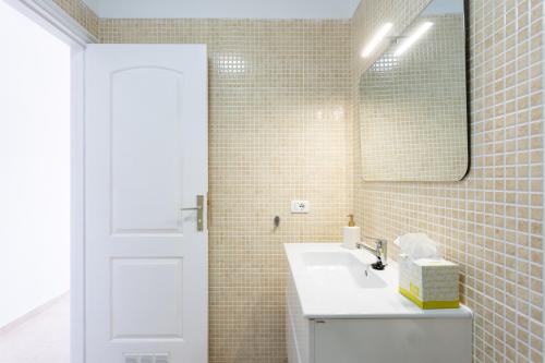 uma casa de banho com um lavatório e um espelho em Home2Book La Brisa Caletillas Beach em Candelaria