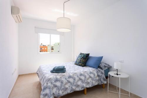 um quarto branco com uma cama e uma janela em Home2Book La Brisa Caletillas Beach em Candelaria