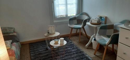 ein Wohnzimmer mit 2 Stühlen und einem Tisch in der Unterkunft Les chambres du Val d'Eyden 
