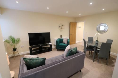 uma sala de estar com um sofá e uma sala de jantar em The Loft - IH21ALL - APT 9 em Thornaby on Tees