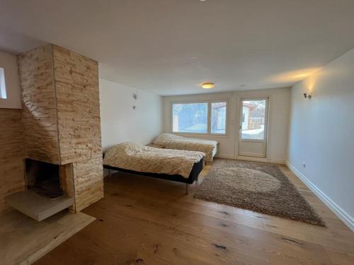sala de estar con chimenea y sofá en Stunning 5BR 16 Bed Home with Finnish Sauna & Jacuzzi 340 m2, en Tampere