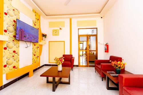 杜篤瑪的住宿－Dodoma Shine Lodge，客厅配有红色沙发和电视