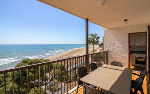 Imagen de la galería de Apartamento con vistas frontales - Primera línea Playa Cargador - ALBERT VILLAS, en Alcossebre