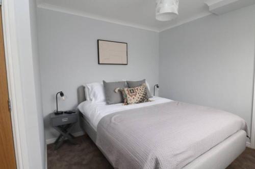 - une chambre dotée d'un lit blanc avec un oreiller dans l'établissement The Nest - IH2THE, à Elton