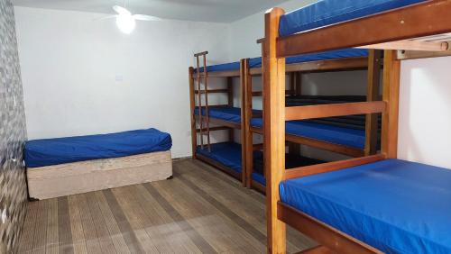 Cette chambre dispose de lits superposés et de 2 lits superposés. dans l'établissement Chácara Tirando Onda, à Itanhaém