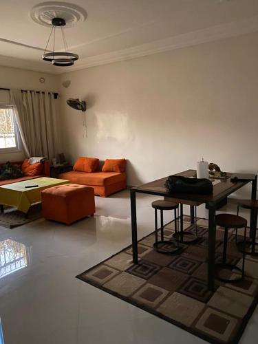 een woonkamer met een tafel en stoelen en een bank bij silla in Mbour