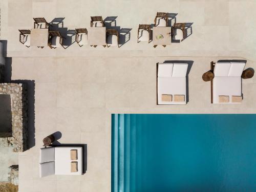 Cette chambre est dotée d'un mur avec une porte bleue. dans l'établissement Ezio Bo Luxury Living, à Mykonos