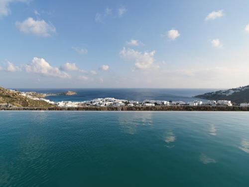 a large body of water with a city in the background at Ezio Bo Luxury Living in Mýkonos City