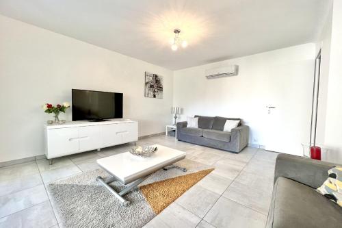 Beautiful T2 large terrace near Center & sea