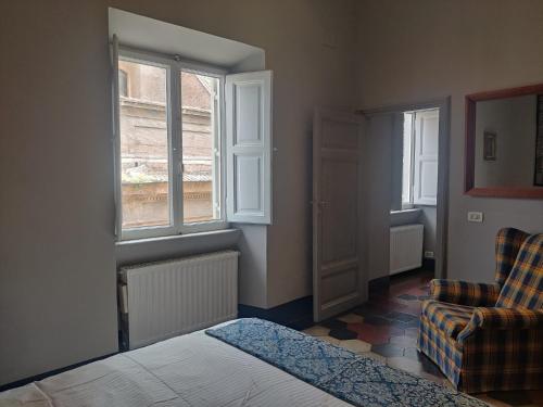 Una sala de estar con un sofá y una ventana. en Warm Charming Apartment in Campo de Fiori, en Roma