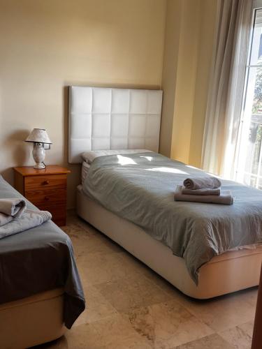 サン・ルイス・デ・サビニリャスにあるSabinillas Apartmentのベッドルーム1室(ベッド1台、タオル2枚付)