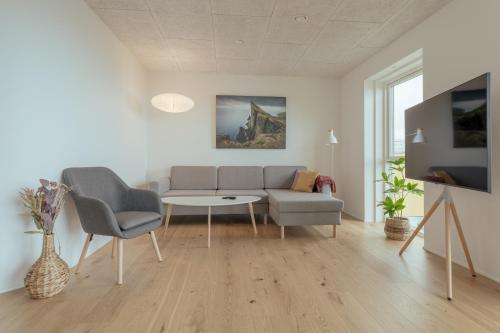 Setusvæði á New 2BR Apartment / Sea View