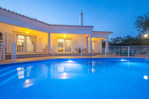 Villa Rose Bay - Refúgio familiar com piscina aquecível e BBQ em Albufeira