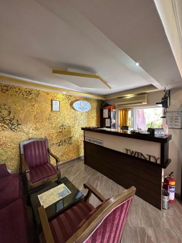sala de estar con mesa, sillas y reloj en Hotel Twenty, en Antalya