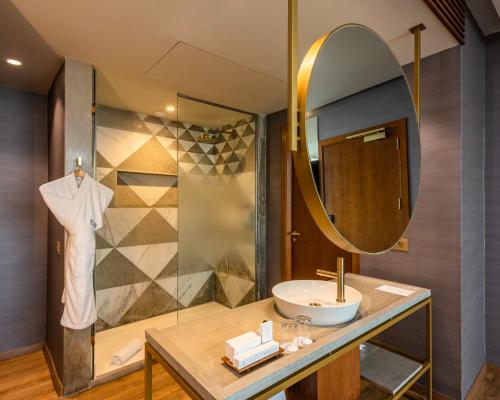 een badkamer met een wastafel en een spiegel bij Barceló Anfa Casablanca in Casablanca