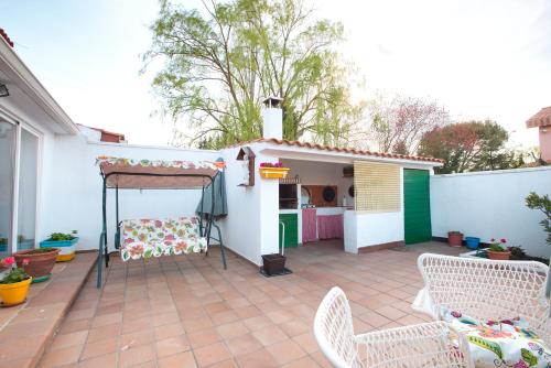 a patio with a table and chairs and a house at Cuencaloft Casa Rural Cañada Molina in Arcas