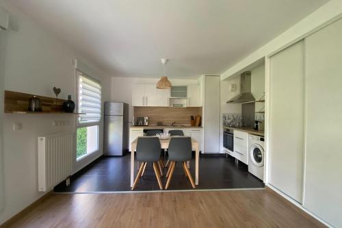 Kuchyňa alebo kuchynka v ubytovaní Spacious and bright nest in Hérouville-saint-Clair