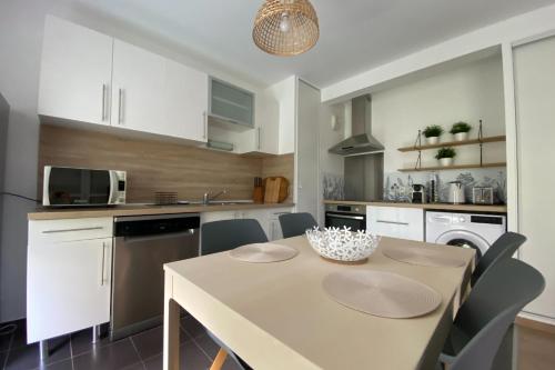 une cuisine avec une table avec un bol dessus dans l'établissement Spacious and bright nest in Hérouville-saint-Clair, à Hérouville-Saint-Clair