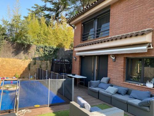 Bazén v ubytovaní Casa en Sant Cugat alebo v jeho blízkosti