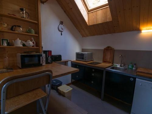 eine Küche mit einer Theke, einem Waschbecken und einem Fenster in der Unterkunft Maison Le Palais, 3 pièces, 4 personnes - FR-1-418-86 in Le Palais