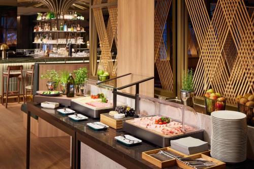 杜塞尔多夫Adina Apartment Hotel Dusseldorf的餐厅里摆放着食物的自助餐台