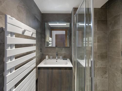 une salle de bain avec un lavabo et une douche dans l'établissement Appartement chaleureux à Megève avec sauna et parking - FR-1-569-55, à Megève