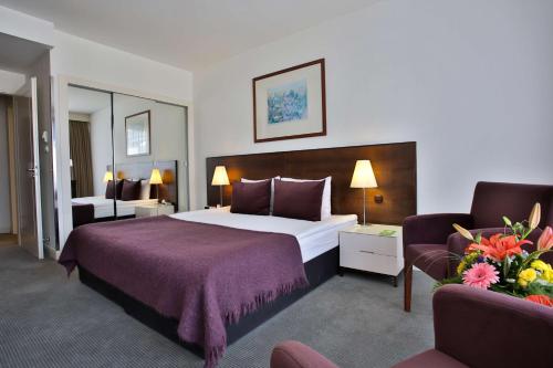 Pokój hotelowy z dużym łóżkiem i kanapą w obiekcie Adina Apartment Hotel Budapest w Budapeszcie