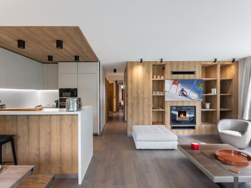 Il dispose d'une cuisine et d'un salon avec une cheminée. dans l'établissement Appartement Neuf, Jardin Privé, 3 Chambres, Megève Mont d'Arbois - FR-1-569-73, à Megève