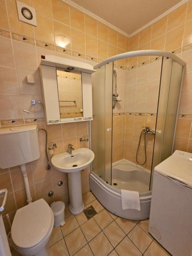 Lanterna Apartments tesisinde bir banyo