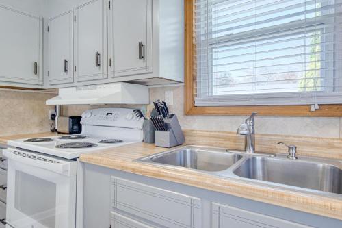 una cucina bianca con lavandino e piano cottura di House on the New River, 3BR, 20 minutes from VT a Radford