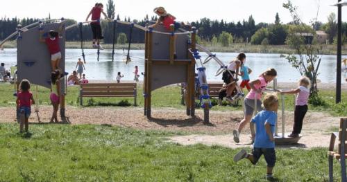 a group of children playing on a playground at Provence, Studio climatisé, vue lac Spirou 400 metres, Avignon 15 mn in Monteux
